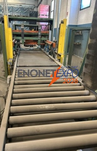 Impianto automatico applicatore di pallet skirt