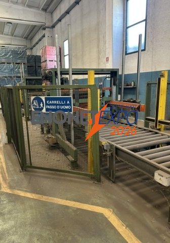 Impianto automatico applicatore di pallet skirt