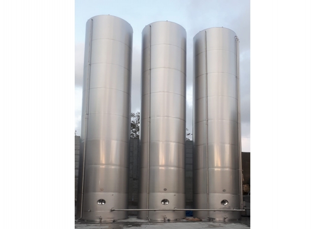 N. 6 tanks hl 800 in stainless steel AISI 304 with inclined flat bottom