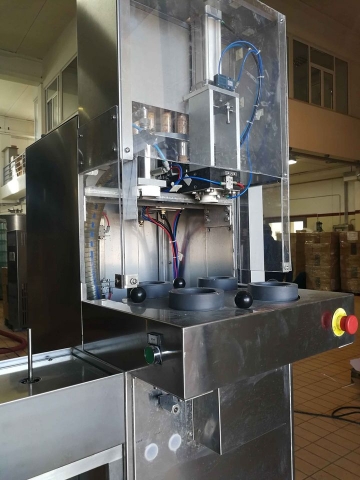 Semi-automatic filling, capping and capping machine