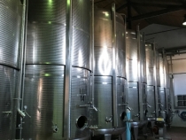 Wine storage tanks 200 hl barreled end