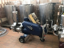 Pump for transferring wine with a capacity of 400 liters