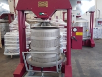 PRESSA VERTICALE IDRAULICA PER UVA